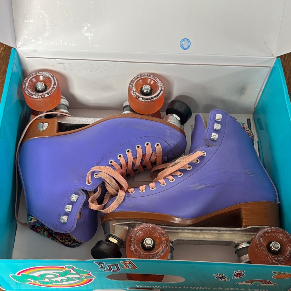 Beach Bunny Periwinkle Sunset Roller Skates - Teal Box Accent